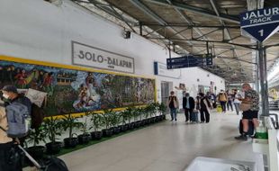 Puncak Mudik! 3.800 Lebih Penumpang KA Tiba di Stasiun Balapan, 19 April 2023