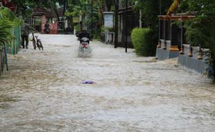 Nekat Terjang Banjir di Wilayah Trucuk-Bayat Klaten, 10 Sepeda Motor Mogok