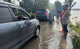 Waspada, Luapan Bengawan Solo Genangi Persawahan dan Jalan di Sragen