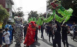 Meriahkan Cap Go Meh, Barongsai Macan Putih Hibur Warga di Pasar Gede Solo