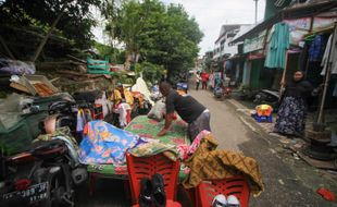 Banjir Sudah Surut, Warga Pucangsawit Solo Resik-Resik, Banyak Perabotan Rusak