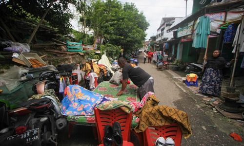 Banjir Sudah Surut, Warga Pucangsawit Solo Resik-Resik, Banyak Perabotan Rusak