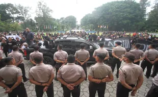 Ratusan Mahasiswa FKOR UNS Kembali Demo di Depan Rektorat