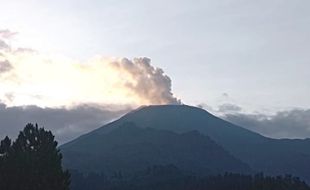 Berstatus Waspada, Gunung Slamet Terakhir Meletus pada 2014