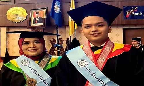 Ibu dan Anak Raih Gelar Doktor dari UNS Wisuda Bareng, Sama-Sama Cumlaude!