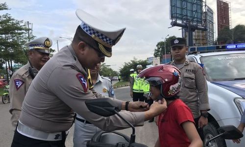 Di Batam, Polisi Bagikan Helm SNI kepada Pelanggar Lalu Lintas