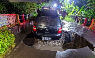 Ngeri! Mobil Terjebak Lubang Jalan Ambrol Dekat Jembatan di Sawit Boyolali