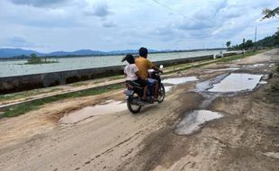 Kerusakan Jalan Rawa Jombor Membahayakan, Pemkab Klaten Ambil Langkah Darurat