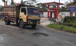 Sering Dilewati Truk Proyek Tol Jogja-Bawen, Jalanan di Sleman Tambah Parah