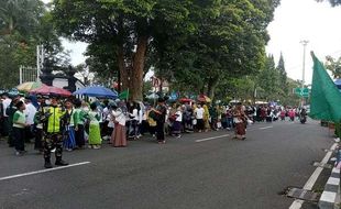 Seru! Peringatan Satu Abad NU, Ribuan Warga Salatiga Ikut Jalan Sehat Sarungan