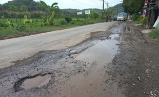 Baru Ditambal Rusak Lagi, Warga Berharap Jalan Raya Wedi-Bayat Klaten Dicor