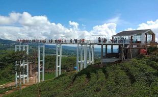 Cuaca Buruk, Pembangunan Jembatan Kaca Kemuning Sky Hills Terancam Molor