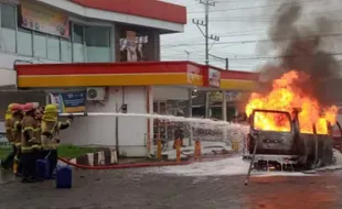 Usai Isi BBM, Mobil Carry Ludes Terbakar di SPBU Canguk Magelang