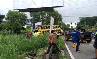 Rem Blong, Truk Muat Ayam Nyungsep di Parit JLS Salatiga