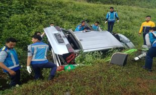 Mobil Tabrak Truk Tronton di Tol Madiun, 5 Orang Asal Bali Luka-Luka