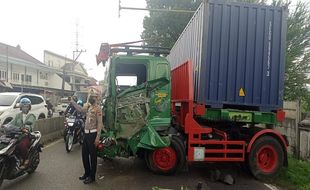 Truk Trailer Tabrak Pikap, Ruas Ungaran-Bawen Macet