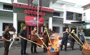 Kejari Boyolali Musnahkan Barang Bukti: Ada Celana, Linggis hingga Rokok Ilegal