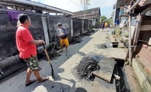 Semua Pengungsi Banjir di Joyotakan Solo Pulang dan Bersih-Bersih Lingkungan