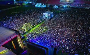 Pecah! Ribuan Orang Goyang Bareng dalam Konser Shaggydog-Ndarboy Genk di Madiun