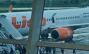 HP Berasap Picu Penumpang Buka Pintu Darurat, Lion Air Batal Terbang