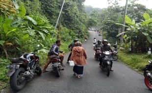 Ada Ceceran Material Longsoran di Jalur Cinomati, Belasan Pengendara Terjatuh