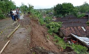 Lagi, Talut Perbatasan Gantiwarno Klaten-Gunung Kidul Longsor Timpa Rumah Warga