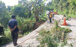 Hindari Jalan Utama Simo-Klego Boyolali, Ditutup Sementara gegara Longsor