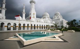 Peringatan Isra Mikraj Tandai Pembukaan Masjid Raya Sheikh Zayed Solo