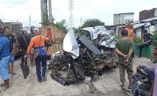 Mobil Tertabrak KA di Semarang, Air Sungai Jadi Merah