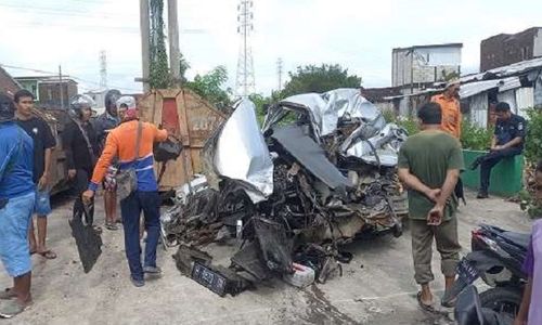 Mobil Tertabrak KA di Semarang, Air Sungai Jadi Merah