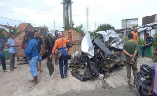 Mobil Tertabrak Kereta Api di Semarang, Pasutri Salatiga Meninggal