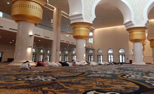 Kombinasikan Kearifan Lokal, Makna Motif Karpet Masjid Sheikh Zayed Solo