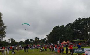 Melayang di Udara 25 Menit, Paramotor Pukau Penonton Lomba Pacuan Kuda Boyolali