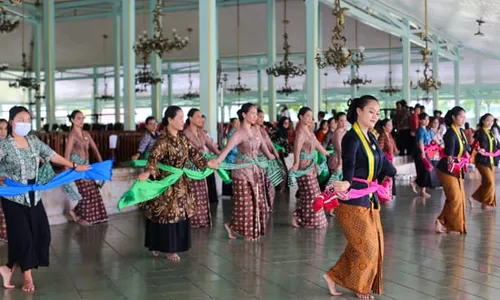 Penari Pakualaman Jogja dan Mangkunegaran Solo Berbagi Ilmu Menari Gambyong