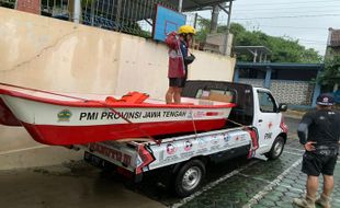 Banjir Solo, PMI Kirim Perahu Evakuasi hingga Bangun Empat Dapur Umum