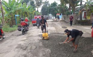 Perbaiki Jalan Rusak di Klaten, JMM: Truk Uruk Tol Keluar Jalur Ditilang Saja!