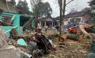 Pohon Tumbang Timpa Rumah di Musuk Boyolali, 1 Sepeda Motor Baru Dibeli Hancur