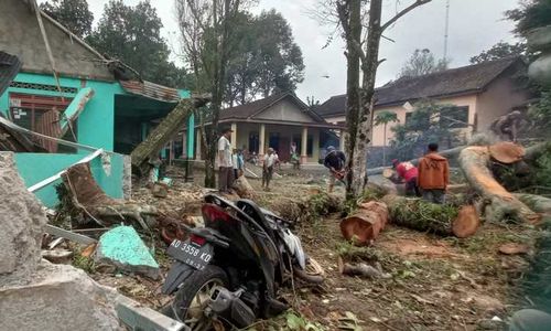 Pohon Tumbang Timpa Rumah di Musuk Boyolali, 1 Sepeda Motor Baru Dibeli Hancur