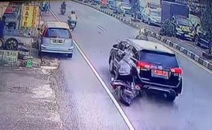 Viral! Mobil Pelat Merah Kabur seusai Serempet Motor di Jalan Solo-Jogja Klaten