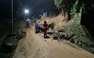 Talut di Kopen Jebol, Jalan Girimarto-Jatipurno Wonogiri Tertutup Longsoran