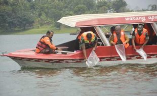 Bantu Petani Korban Upwelling, Danrem-Dandim Boyolali Tebar 10.000 Ikan di WKO