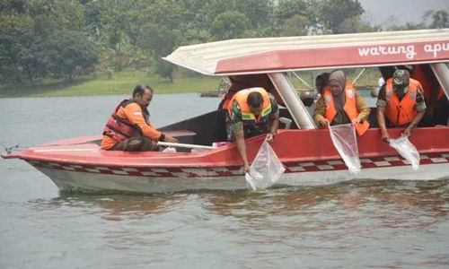 Bantu Petani Korban Upwelling, Danrem-Dandim Boyolali Tebar 10.000 Ikan di WKO