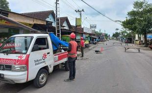 Kabel Tersangkut Truk, Tiang Telkom di Ceper Klaten Ambruk hingga Jalan Ditutup