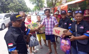 TKRCI Soloraya Beri Bantuan Sembako Korban Banjir Solo