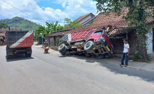 Truk Material Uruk Proyek Tol Terguling Timpa Rumah di Jalan Wedi-Bayat Klaten