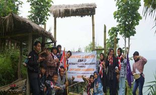 Perkuat Karakter & Fisik, Pramuka SMP Batik Solo Gelar Haiking di Pantai Siung