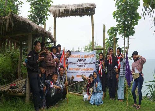 Perkuat Karakter & Fisik, Pramuka SMP Batik Solo Gelar Haiking di Pantai Siung