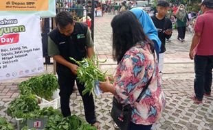 Dalam 1 Jam, Ratusan Paket Sayur Ludes Ditukar Sampah Layak Jual di CFD Klaten