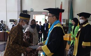 Sedih! Anak Meninggal karena Kanker, Orang Tua Gantikan Wisuda di UIN Walisongo