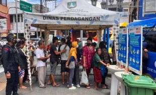 Animo Tinggi, Warga Solo Padati Mobil Kas Keliling BI untuk Menukar Uang